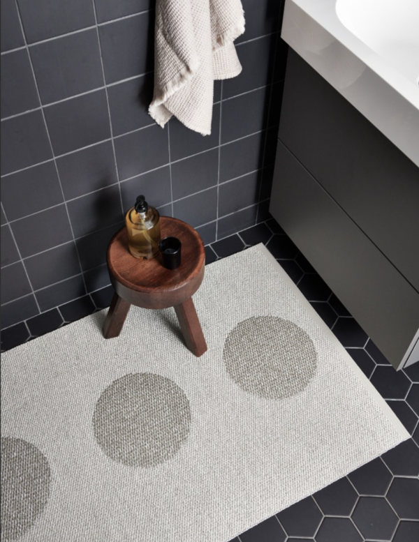 Bathroom with Vera 2.0 Pappelina Area Rug in colour Linen and Stone Metallic